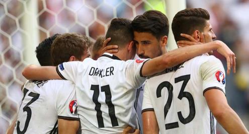 لوف يستمر في تدريب المنتخب الألماني ويحول تركيزه إلى مونديال 2018 